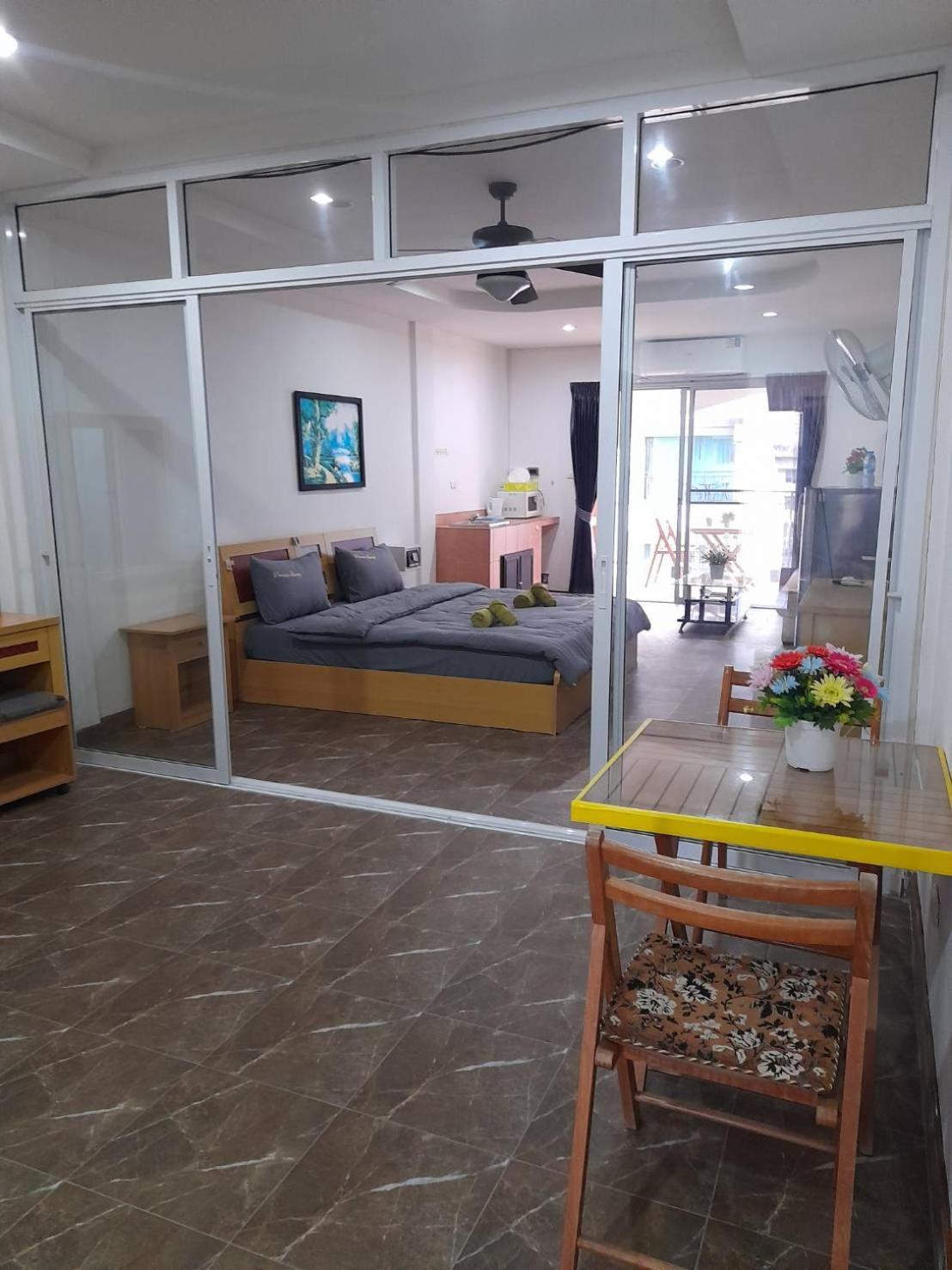 White House By Sorot ตึกขาวโดยโสรฬ Apartamento Praia de Jomtien Exterior foto