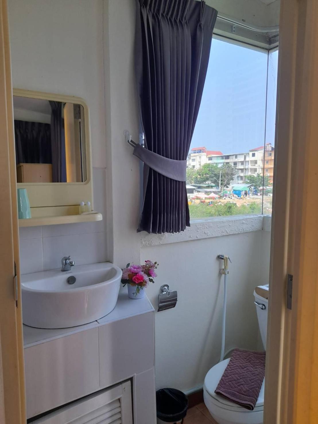 White House By Sorot ตึกขาวโดยโสรฬ Apartamento Praia de Jomtien Exterior foto